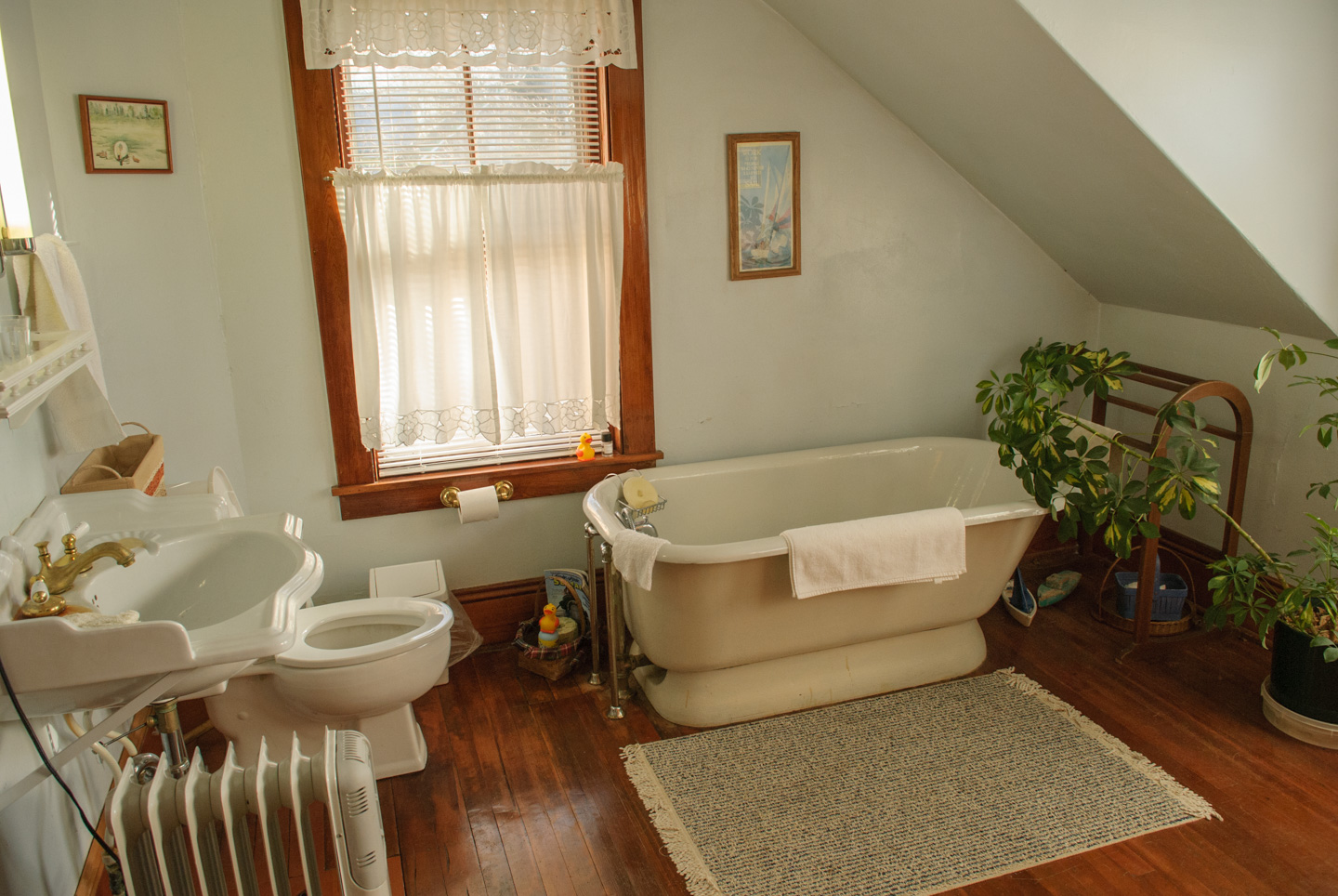 Large bathroom of Brooklin Inn Room 2