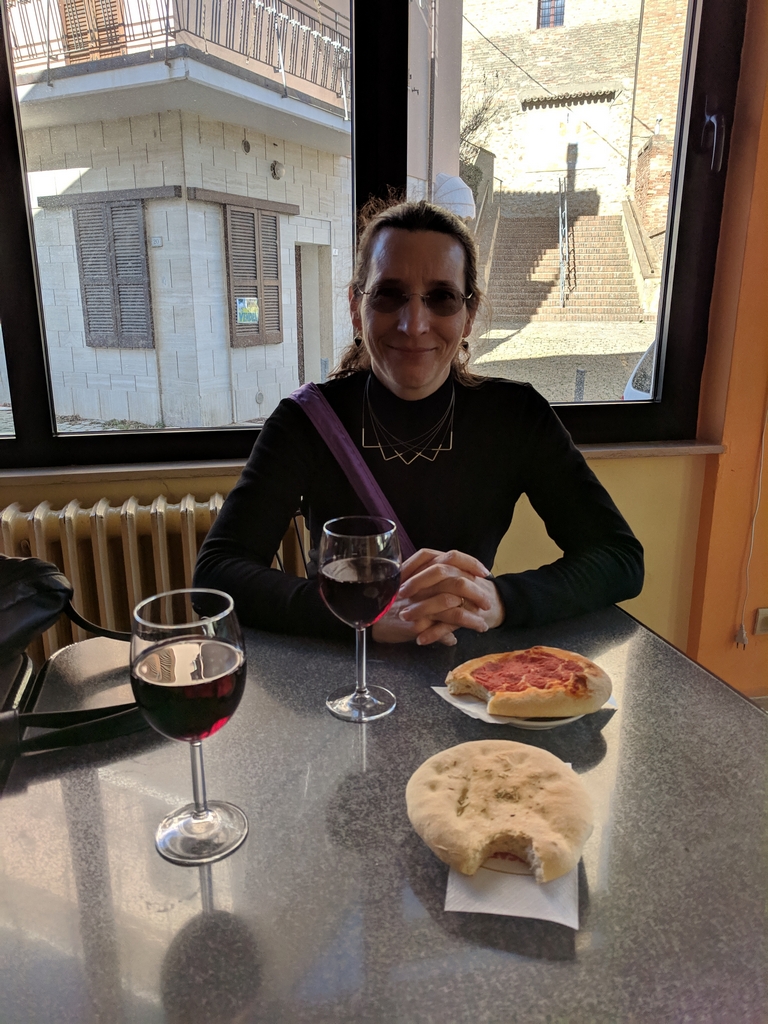 Anne in bar in Sant'Angelo in Lizzola