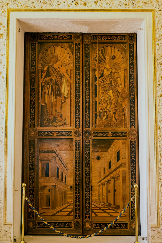 Intarsia door
