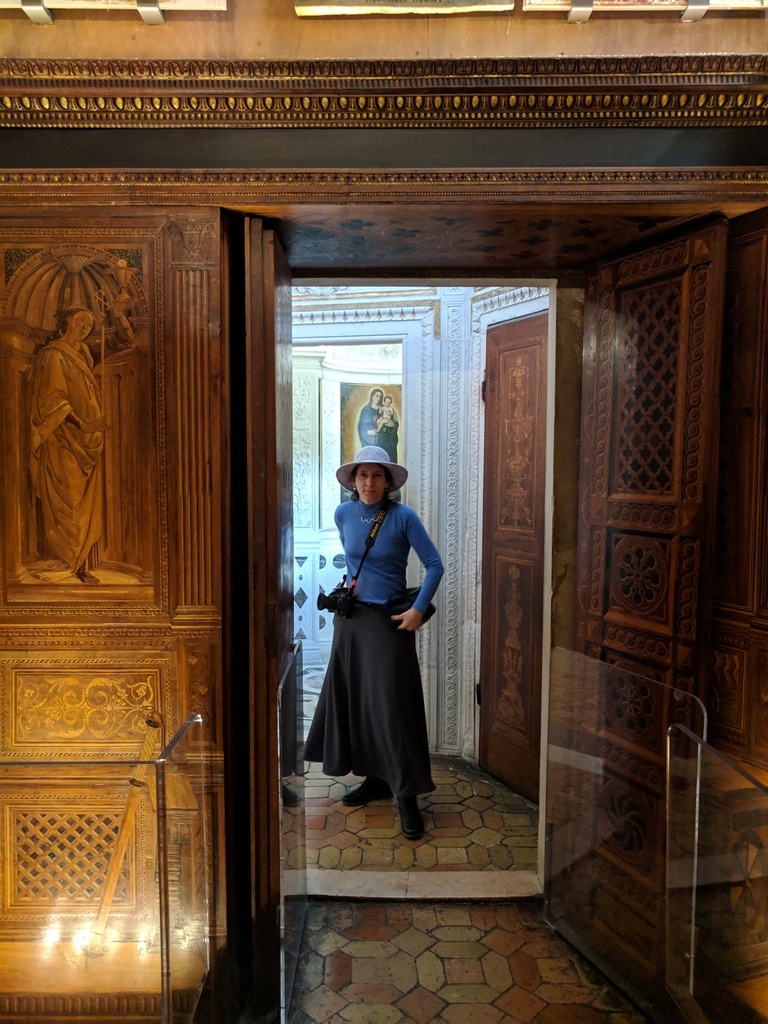 Anne outside the Studiolo