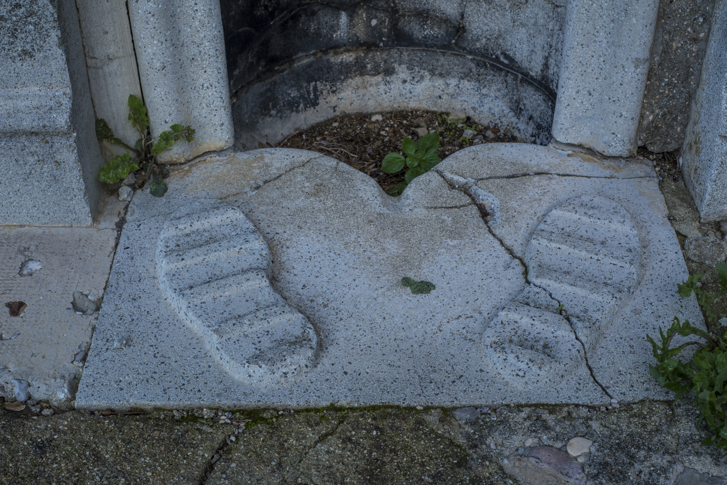 Ancient outdoor urinal in Mombaroccio