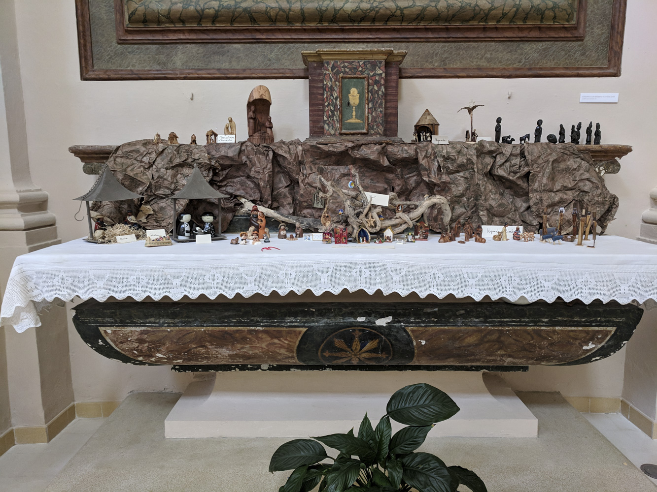 Nativities in the church in Mombaroccio