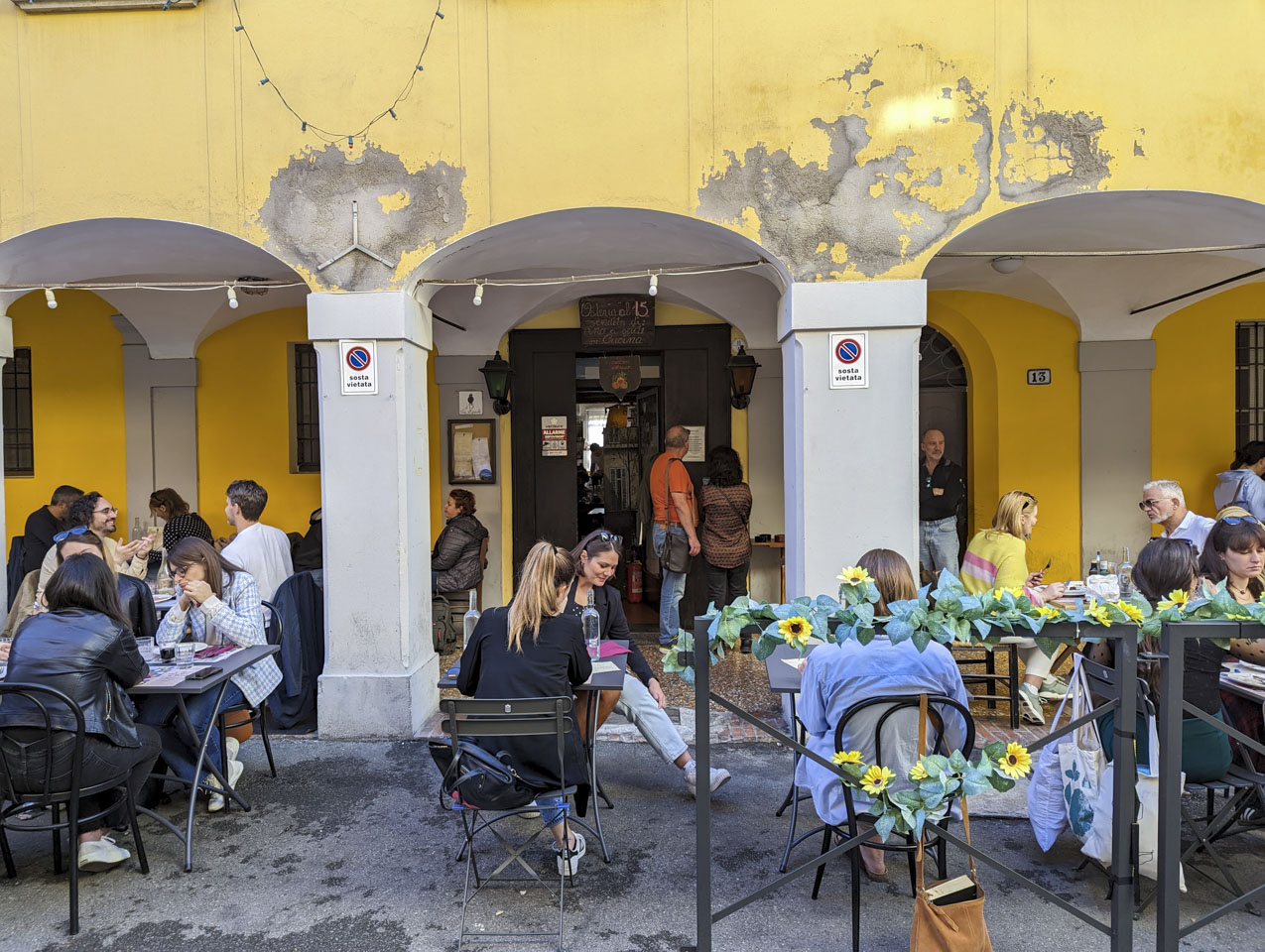 The late lunch crowd at the restaurant, with all the outside tables full. 