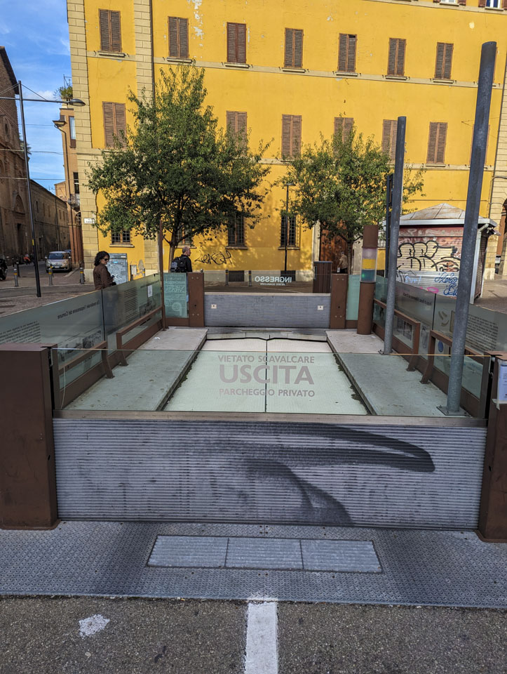A closed-in platform that has 'ingresso' on one side and 'uscita' on the other.