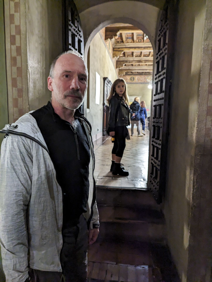 Paul and Giulia entering the next room of the castle