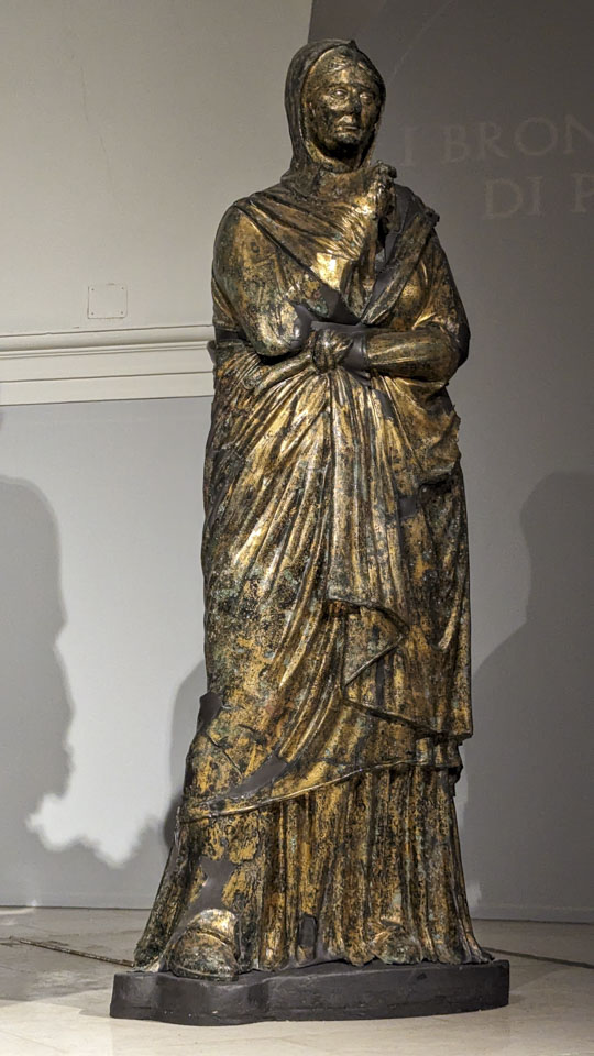 The intact sculpture of the woman.