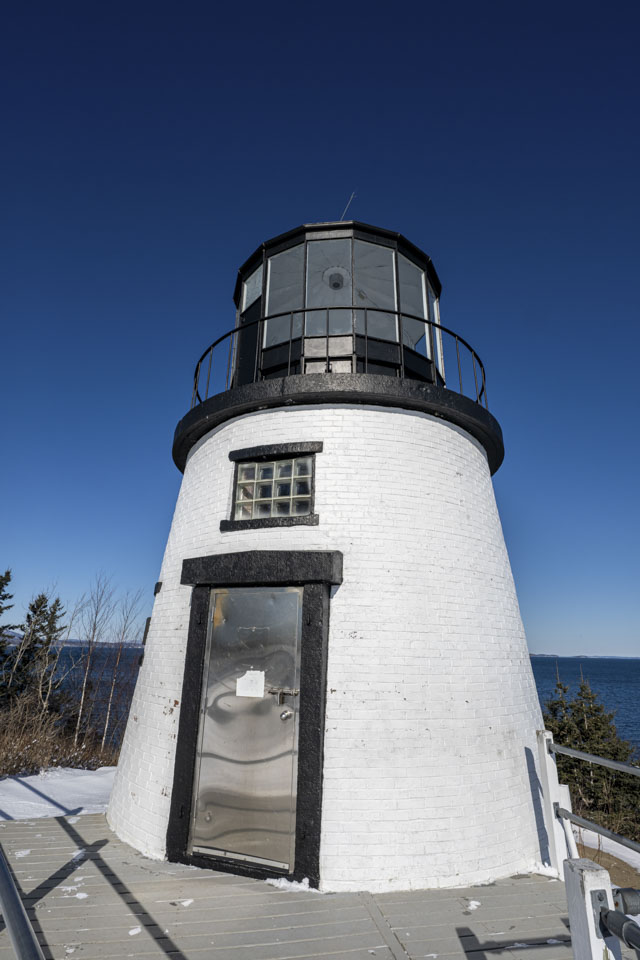The entire lighthouse is visible in this picture.